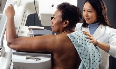 750px-Woman_receives_mammogram