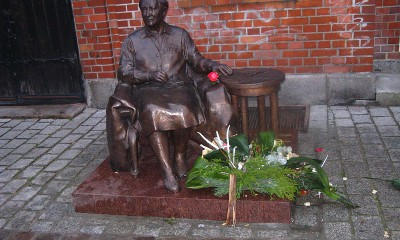 Elżbieta_Zawacka_monument_02