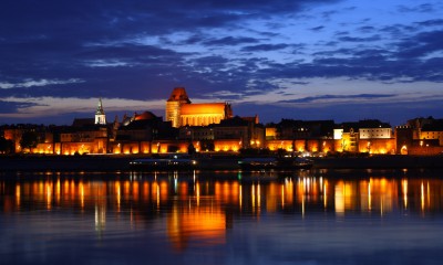 Toruń_-_Old_Town_by_night_01