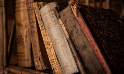 old-books-436498_960_720