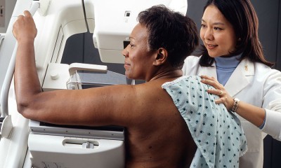 750px-Woman_receives_mammogram-750x600