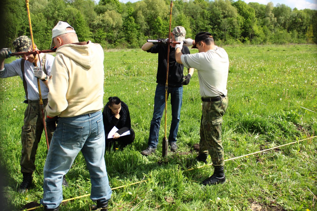 Ostrówki na Wołyniu. Poszukiwania mogił za pomocą odwiertów sondażowych (fot. Adam Kuczyński)