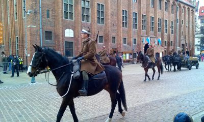 Inscenizacja_wojskowa_na_Rynku_Staromiejskim_w_Toruniu,_która_odbyła_się_w_rocznicę_wyzwolenia_miasta_przez_gen._Józefa_Hallera