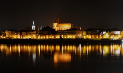 Toruń,_Stare_Miasto_z_Kępy_Bazarowej_nocą