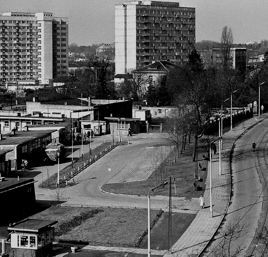 Głównej wejście na targowisko miejskie przy obecnej Szosie Chełmińskiej. 1975 rok. (fot. Andrzej Kamiński)