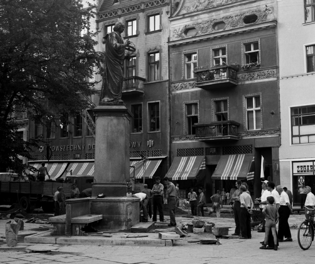 Renowacja cokołu pomnika Mikołaja Kopernika. Prawdopodobnie 1972 rok. (fot. Andrzej Kamiński)