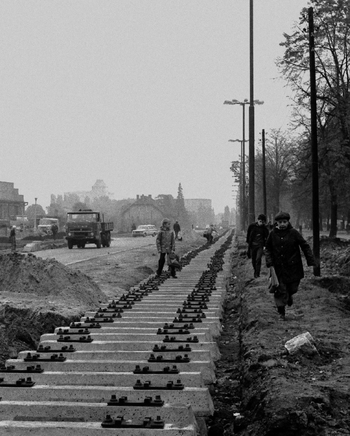 Budowa linii tramwajowej ul. Kościuszki. 1981 rok. (fot. Andrzej Kamiński)