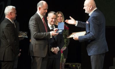 Medal Thorunium przekazany "Nowościom" (fot. Wojciech Szabelski/torun.pl)