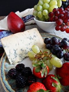 fruit_plate_cheese_blue_cheese_grapes_green_grapes_red_grapes_cheeseboard_appetizer-563609(pfhere.com)