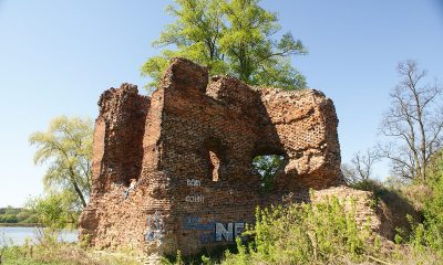 1200px-Złotoria_castle_-_north-east