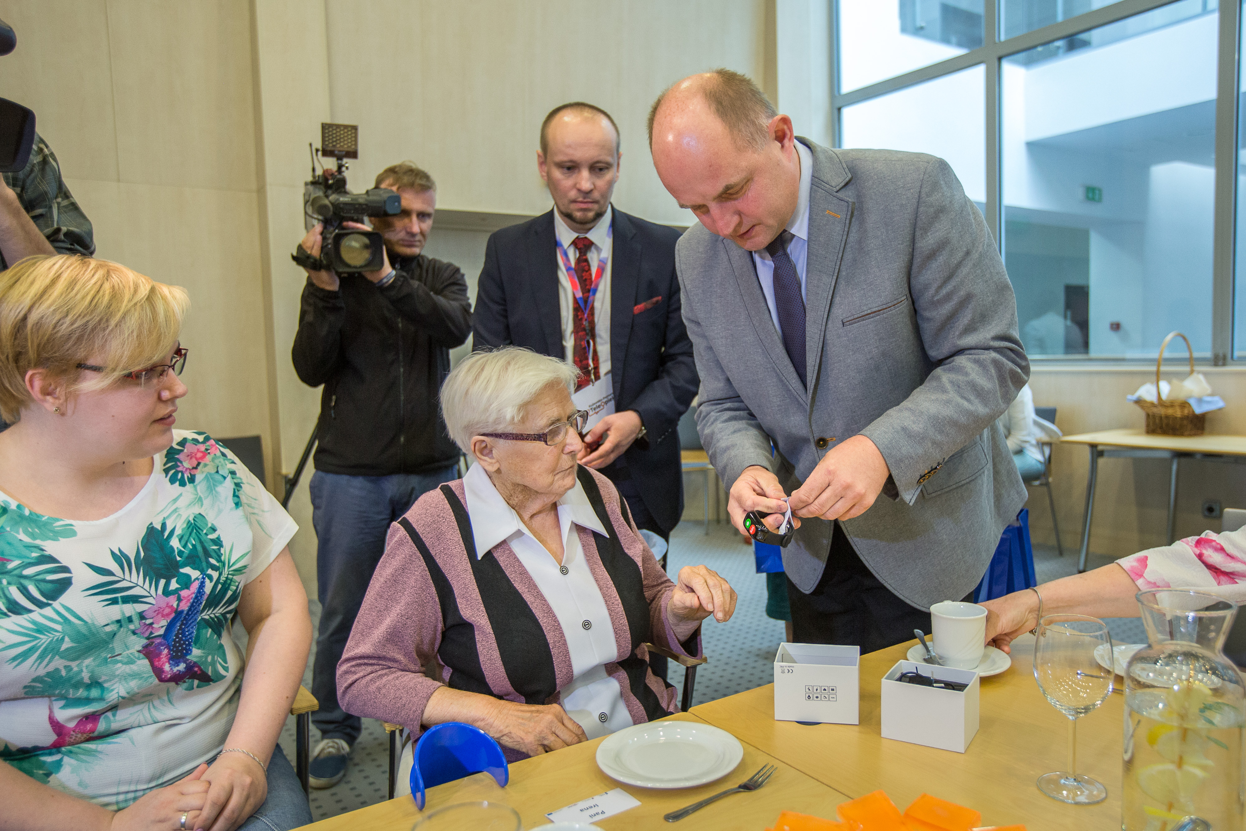 3.07.2018 Wręczenie bransoletek SOS dla seniorów w ramach prog