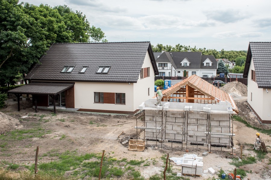 Zdjęcia z budowy dwóch kameralnych domów dziecka w Chełmnie (fot. Łukasz Piecyk dla UMWKP) 