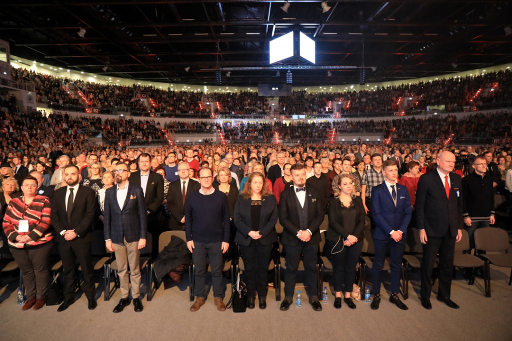 Przed występem zaproszonych gwiazd w powadze i skupieniu wysłuchaliśmy hejnału Torunia 