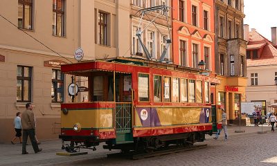 Toruń,_zabytkowy_tramwaj_na_Rynku_Staromiejskim